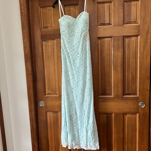 Cachet Prom Dress - Picture 1 of 4